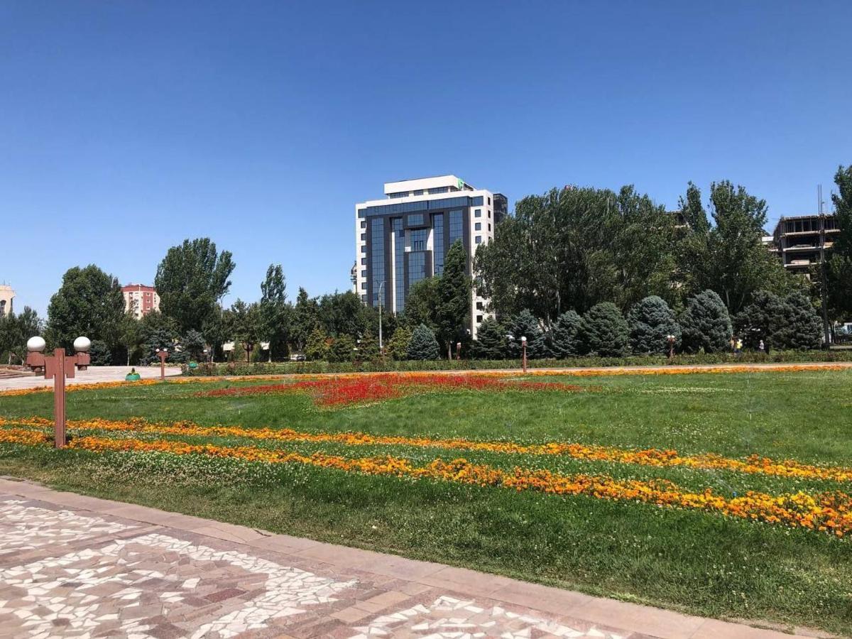 Downtown Homestay Bishkek Exteriör bild